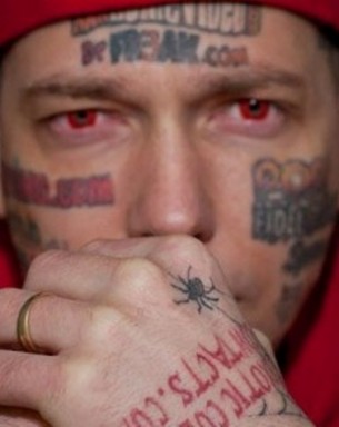 Cam4 paga para ayudar Hostgator Dotcom a borrar los tatuajes de la cara