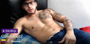 Calicheneit2: ¡un joven camboy colombiano tatuado de alto voltaje te espera!
