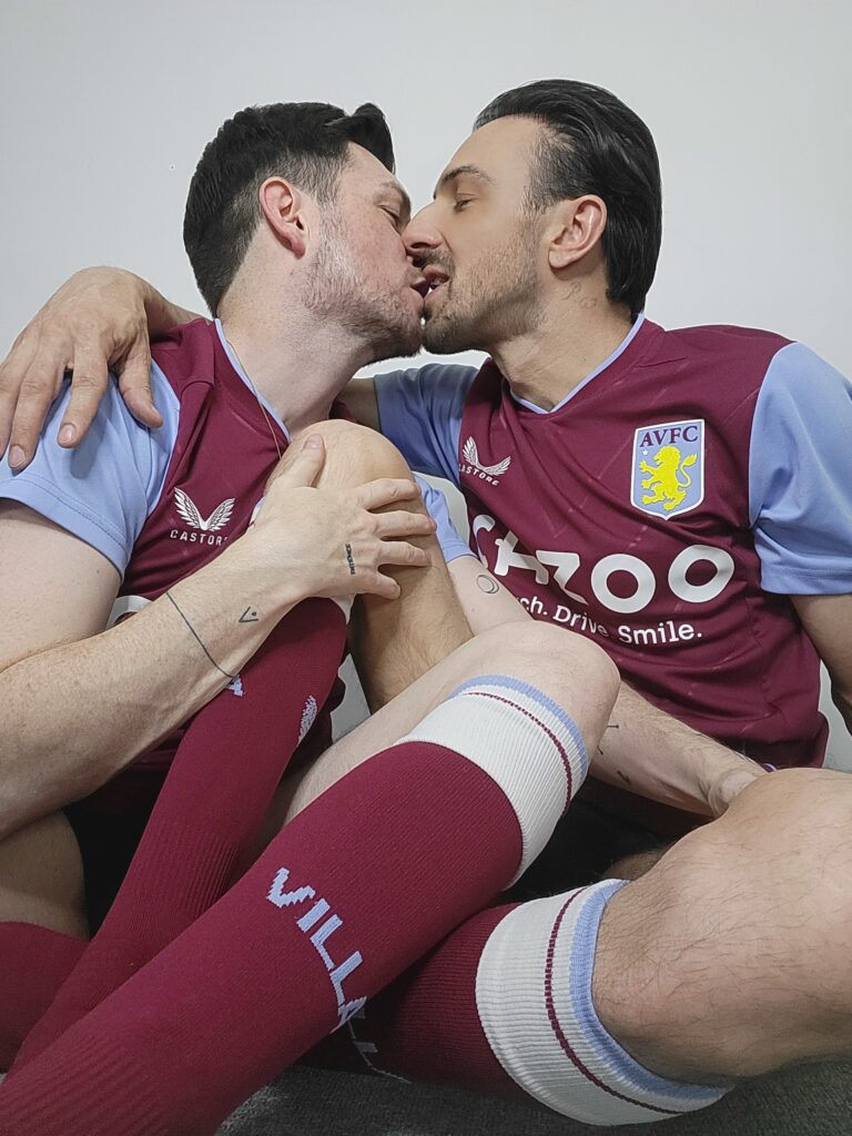 coppia gay a tema calcio
